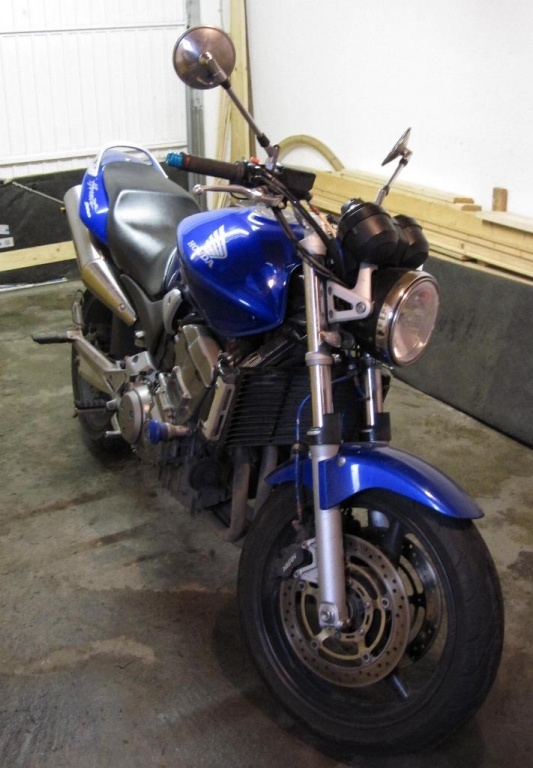 Hornet 900 vorne
